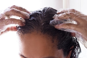 Application facile de la crème éclaircissante pour cheveux Biokap