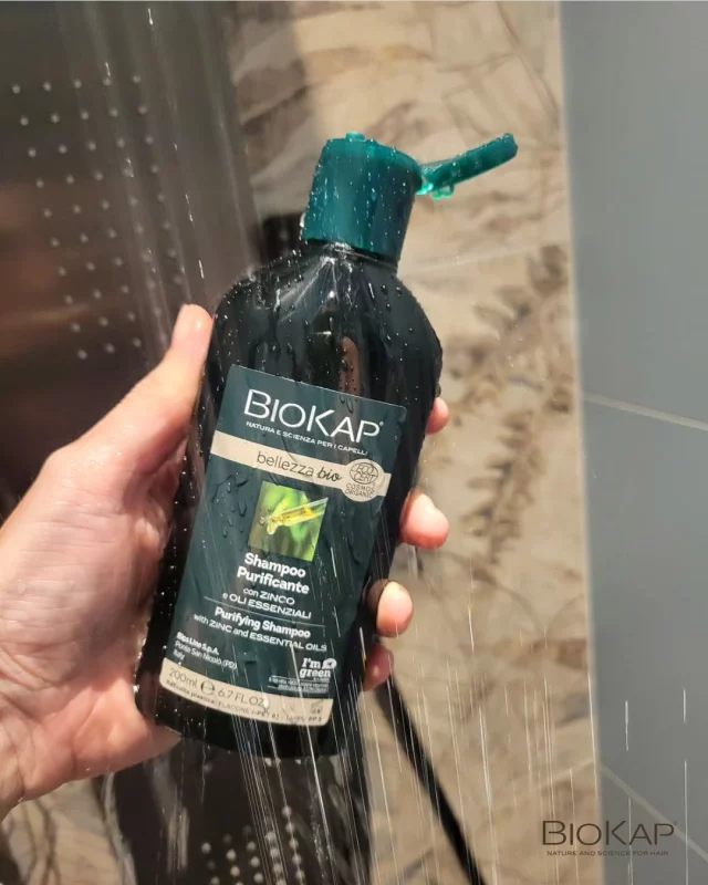 🌿 Un cuir chevelu sain, naturellement.
Le shampoing purifiant anti-pelliculaire BioKap continue de faire ses preuves 🌱

Avec 98,03% d’ingrédients d’origine naturelle, il apaise les démangeaisons, lutte contre les pellicules légères et purifie en douceur grâce à l’action combinée du sel de zinc, de l’aloe vera, du menthol et des huiles essentielles d’eucalyptus et d’arbre à thé. Résultat : des racines fraîches, un cuir chevelu apaisé et des cheveux doux, brillants et légers. 💧

🌱 Formule vegan et certifiée bio
🚫 Sans silicone, PEG, parabène, SLES ni parfum synthétique
♻️ Flacon 100% recyclé et étui en papier FSC
🧴 Testé au nickel et sous contrôle dermatologique

👉 Pour un cuir chevelu purifié, au naturel et en douceur.

Et vous, quelle est votre astuce pour apaiser votre cuir chevelu au quotidien ? 💬

#BioKap #ShampoingPurifiant #CheveuxSains #CuirCheveluSensible #RoutineNaturelle #CosmetiqueBio #HairCareRoutine #VeganBeauty #SansSulfates